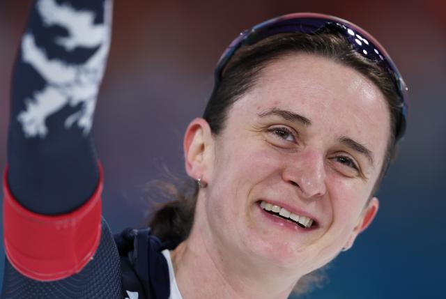(260213) -- MILAN, Feb. 13, 2026 (Xinhua) -- Martina Sablikova of the Czech Republic greets the audience during the speed skating women's 5000m final at the Milan-Cortina 2026 Olympic Winter Games in Milan, Italy, Feb. 12, 2026. (Xinhua/Du Xiaoyi)