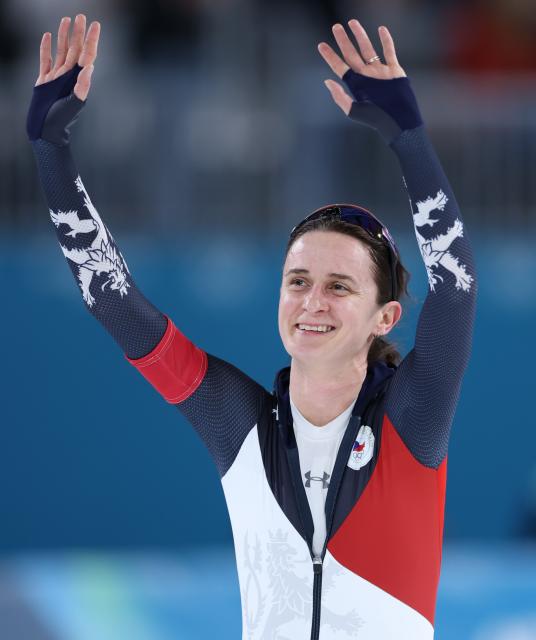 (260213) -- MILAN, Feb. 13, 2026 (Xinhua) -- Martina Sablikova of the Czech Republic greets the audience during the speed skating women's 5000m final at the Milan-Cortina 2026 Olympic Winter Games in Milan, Italy, Feb. 12, 2026. (Xinhua/Du Xiaoyi)