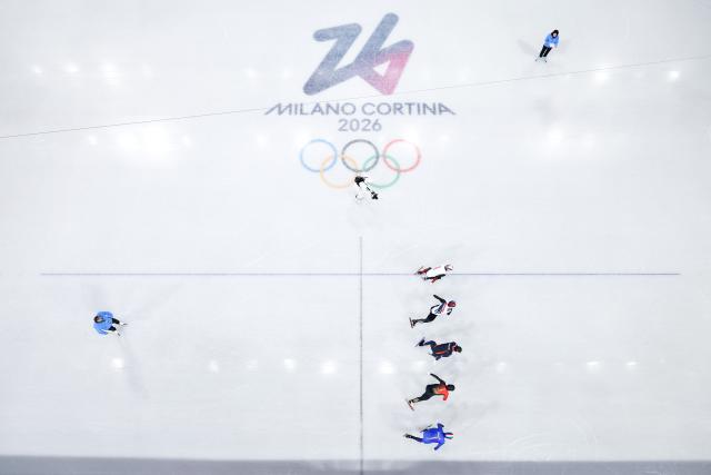 (260213) -- MILAN, Feb. 13, 2026 (Xinhua) -- Liu Shaoang (2nd bottom) of China during the short track speed skating men's 1000m quarterfinal at the Milan-Cortina 2026 Olympic Winter Games in Milan, Italy, Feb. 12, 2026. (Xinhua/Chen Yichen)