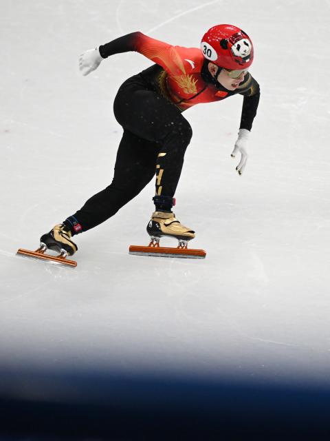 (260213) -- MILAN, Feb. 13, 2026 (Xinhua) -- Lin Xiaojun of China competes during the short track speed skating men's 1000m quarterfinal at the Milan-Cortina 2026 Olympic Winter Games in Milan, Italy, Feb. 12, 2026. (Xinhua/Cheng Min)