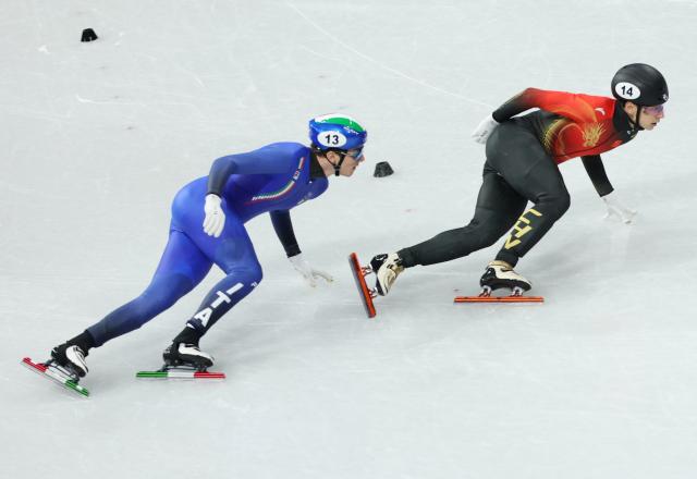 (260213) -- MILAN, Feb. 13, 2026 (Xinhua) -- Liu Shaoang (R) of China competes during the short track speed skating men's 1000m quarterfinal at the Milan-Cortina 2026 Olympic Winter Games in Milan, Italy, Feb. 12, 2026. (Xinhua/Li Ming)