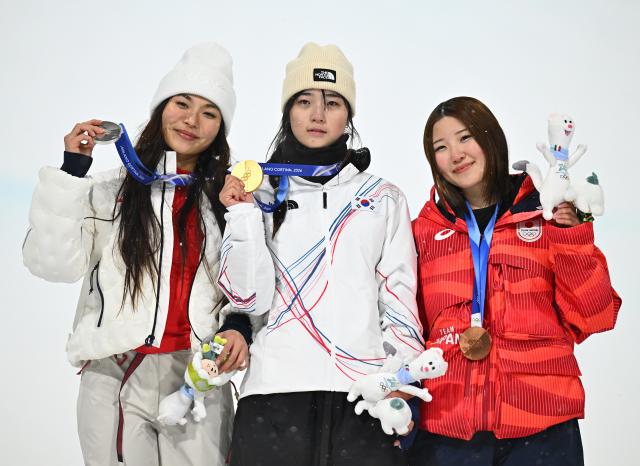 (260213) -- LIVIGNO, Feb. 13, 2026 (Xinhua) -- Gold medalist Choi Gaon (C) of South Korea, silver medalist Chloe Kim (L) of the United States and bronze medalist Ono Mitsuki of Japan pose on the podium after the women's snowboard halfpipe final at the Milan-Cortina 2026 Olympic Winter Games in Livigno, Italy, Feb. 12, 2026. (Xinhua/Zhang Hongxiang)
