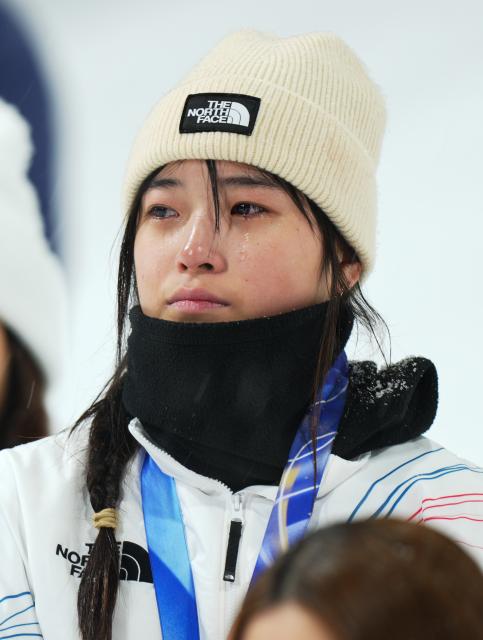 (260213) -- LIVIGNO, Feb. 13, 2026 (Xinhua) -- Choi Gaon of South Korea sheds tears during the awarding ceremony of the women's snowboard halfpipe final at the Milan-Cortina 2026 Olympic Winter Games in Livigno, Italy, Feb. 12, 2026. (Xinhua/Xia Yifang)