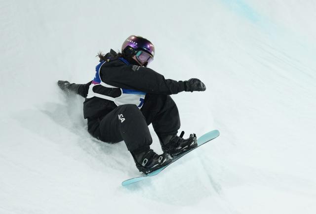 (260213) -- LIVIGNO, Feb. 13, 2026 (Xinhua) -- Choi Gaon of South Korea crashes during the women's snowboard halfpipe final at the Milan-Cortina 2026 Olympic Winter Games in Livigno, Italy, Feb. 12, 2026. (Xinhua/Xia Yifang)