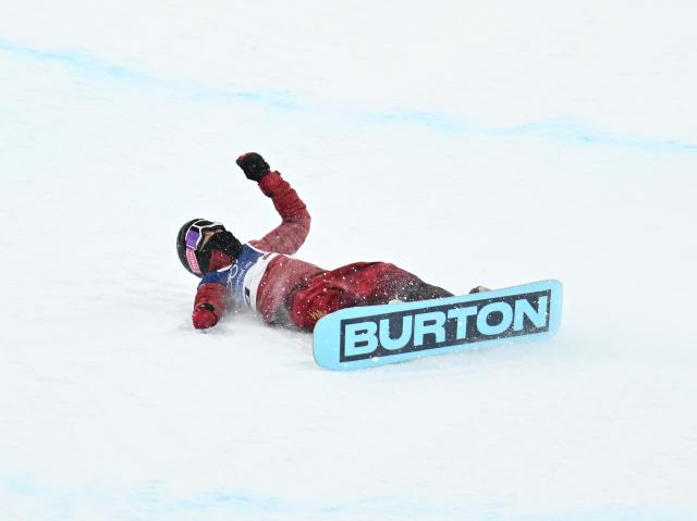 (260213) -- LIVIGNO, Feb. 13, 2026 (Xinhua) -- Cai Xuetong of China crashes during the women's snowboard halfpipe final at the Milan-Cortina 2026 Olympic Winter Games in Livigno, Italy, Feb. 12, 2026. (Xinhua/Zhang Hongxiang)
