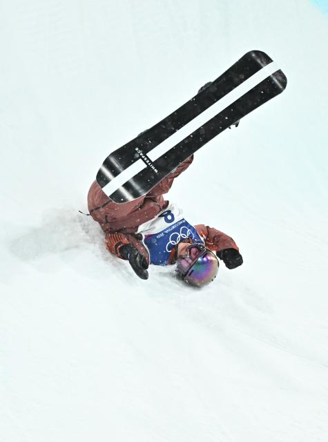 (260213) -- LIVIGNO, Feb. 13, 2026 (Xinhua) -- Elizabeth Hosking of Canada crashes during the women's snowboard halfpipe final at the Milan-Cortina 2026 Olympic Winter Games in Livigno, Italy, Feb. 12, 2026. (Xinhua/Zhang Hongxiang)