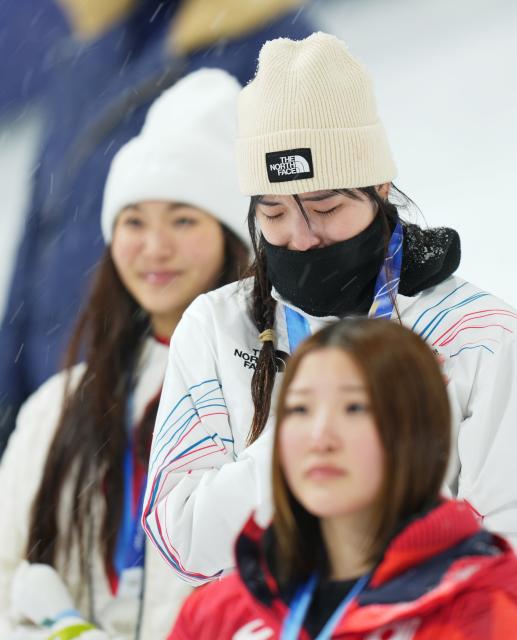 (260213) -- LIVIGNO, Feb. 13, 2026 (Xinhua) -- Choi Gaon (C) of South Korea sheds tears during the awarding ceremony of the women's snowboard halfpipe final at the Milan-Cortina 2026 Olympic Winter Games in Livigno, Italy, Feb. 12, 2026. (Xinhua/Xia Yifang)