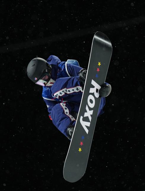 (260213) -- LIVIGNO, Feb. 13, 2026 (Xinhua) -- Chloe Kim of the United States competes during the women's snowboard halfpipe final at the Milan-Cortina 2026 Olympic Winter Games in Livigno, Italy, Feb. 12, 2026. (Xinhua/Xia Yifang)