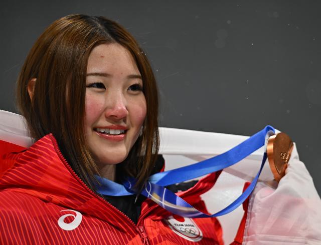 (260213) -- LIVIGNO, Feb. 13, 2026 (Xinhua) -- Bronze medalist Ono Mitsuki of Japan reacts during the awarding ceremony of the women's snowboard halfpipe final at the Milan-Cortina 2026 Olympic Winter Games in Livigno, Italy, Feb. 12, 2026. (Xinhua/Zhang Hongxiang)
