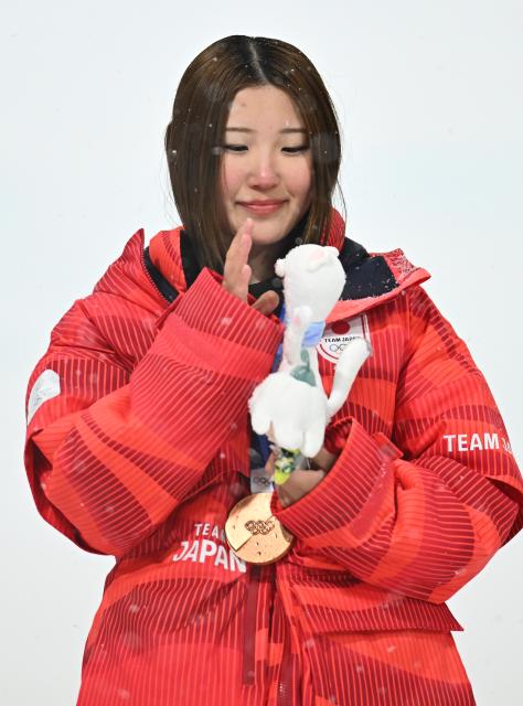 (260213) -- LIVIGNO, Feb. 13, 2026 (Xinhua) -- Bronze medalist Ono Mitsuki of Japan reacts on the podium after the women's snowboard halfpipe final at the Milan-Cortina 2026 Olympic Winter Games in Livigno, Italy, Feb. 12, 2026. (Xinhua/Zhang Hongxiang)