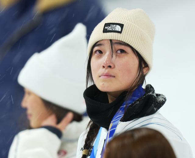 (260213) -- LIVIGNO, Feb. 13, 2026 (Xinhua) -- Choi Gaon of South Korea shed tears during the awarding ceremony of the women's snowboard halfpipe final at the Milan-Cortina 2026 Olympic Winter Games in Livigno, Italy, Feb. 12, 2026. (Xinhua/Xia Yifang)