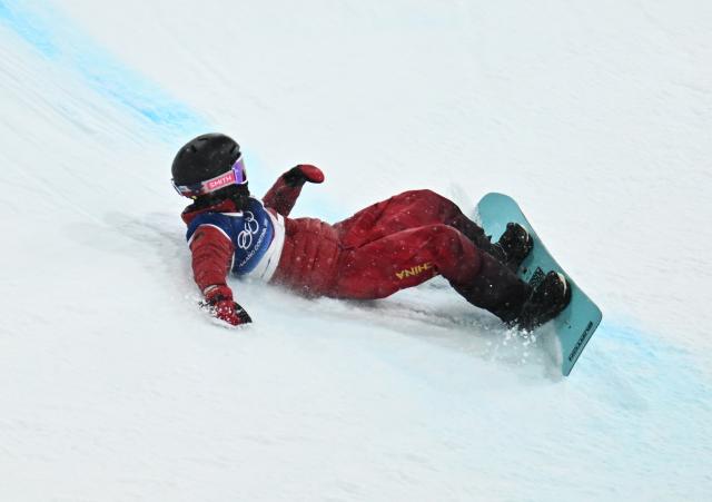 (260213) -- LIVIGNO, Feb. 13, 2026 (Xinhua) -- Cai Xuetong of China crashes during the women's snowboard halfpipe final at the Milan-Cortina 2026 Olympic Winter Games in Livigno, Italy, Feb. 12, 2026. (Xinhua/Zhang Hongxiang)