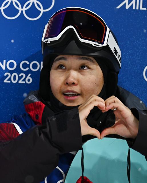 (260213) -- LIVIGNO, Feb. 13, 2026 (Xinhua) -- Wu Shaotong of China makes a heart gesture during the women's snowboard halfpipe final at the Milan-Cortina 2026 Olympic Winter Games in Livigno, Italy, Feb. 12, 2026. (Xinhua/Zhang Hongxiang)