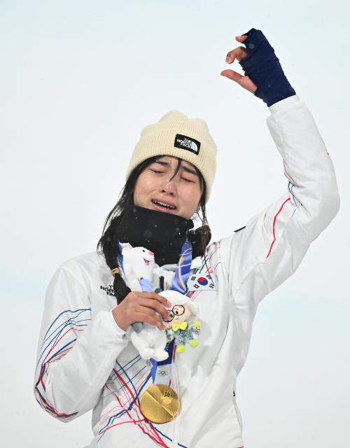 (260213) -- LIVIGNO, Feb. 13, 2026 (Xinhua) -- Gold medalist Choi Gaon of South Korea celebrates on the podium after the women's snowboard halfpipe final at the Milan-Cortina 2026 Olympic Winter Games in Livigno, Italy, Feb. 12, 2026. (Xinhua/Zhang Hongxiang)