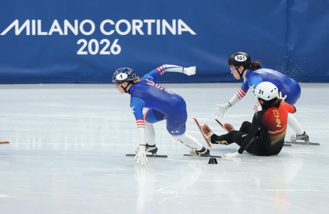 (260213) -- MILAN, Feb. 13, 2026 (Xinhua) -- Zhang Chutong (R front) of China falls during the short track speed skating women's 500m quarterfinal at the Milan-Cortina 2026 Olympic Winter Games in Milan, Italy, Feb. 12, 2026. (Xinhua/Li Ming)