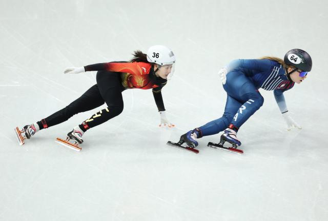 (260213) -- MILAN, Feb. 13, 2026 (Xinhua) -- Wang Xinran (L) of China competes during the short track speed skating women's 500m quarterfinal at the Milan-Cortina 2026 Olympic Winter Games in Milan, Italy, Feb. 12, 2026. (Xinhua/Li Ming)