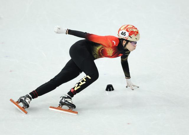 (260213) -- MILAN, Feb. 13, 2026 (Xinhua) -- Fan Kexin of China competes during the short track speed skating women's 500m quarterfinal at the Milan-Cortina 2026 Olympic Winter Games in Milan, Italy, Feb. 12, 2026. (Xinhua/Li Ming)
