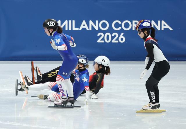 (260213) -- MILAN, Feb. 13, 2026 (Xinhua) -- Zhang Chutong (2nd R) of China falls during the short track speed skating women's 500m quarterfinal at the Milan-Cortina 2026 Olympic Winter Games in Milan, Italy, Feb. 12, 2026. (Xinhua/Li Ming)