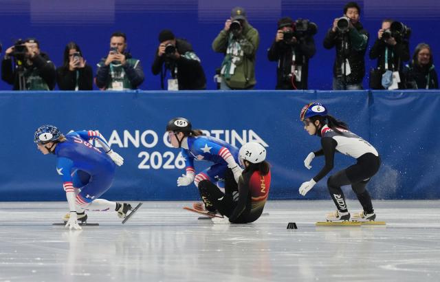 (260213) -- MILAN, Feb. 13, 2026 (Xinhua) -- Zhang Chutong (2nd R) of China falls during the short track speed skating women's 500m quarterfinal at the Milan-Cortina 2026 Olympic Winter Games in Milan, Italy, Feb. 12, 2026. (Xinhua/Xue Yuge)