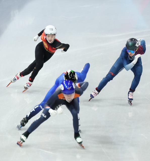 (260213) -- MILAN, Feb. 13, 2026 (Xinhua) -- Wang Xinran (L) of China competes during the short track speed skating women's 500m quarterfinal at the Milan-Cortina 2026 Olympic Winter Games in Milan, Italy, Feb. 12, 2026. (Xinhua/Li Ming)
