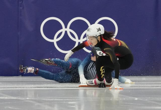 (260213) -- MILAN, Feb. 13, 2026 (Xinhua) -- Wang Xinran (front) of China competes during the short track speed skating women's 500m quarterfinal at the Milan-Cortina 2026 Olympic Winter Games in Milan, Italy, Feb. 12, 2026. (Xinhua/Xue Yuge)