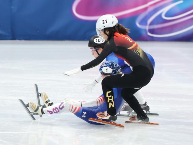 (260213) -- MILAN, Feb. 13, 2026 (Xinhua) -- Zhang Chutong (R) of China competes during the short track speed skating women's 500m quarterfinal at the Milan-Cortina 2026 Olympic Winter Games in Milan, Italy, Feb. 12, 2026. (Xinhua/Li Ming)