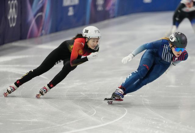 (260213) -- MILAN, Feb. 13, 2026 (Xinhua) -- Wang Xinran (L) of China competes during the short track speed skating women's 500m quarterfinal at the Milan-Cortina 2026 Olympic Winter Games in Milan, Italy, Feb. 12, 2026. (Xinhua/Xue Yuge)