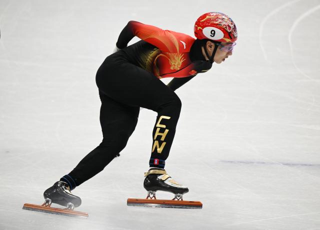 (260213) -- MILAN, Feb. 13, 2026 (Xinhua) -- Sun Long of China competes during the short track speed skating men's 1000m quarterfinal at the Milan-Cortina 2026 Olympic Winter Games in Milan, Italy, Feb. 12, 2026. (Xinhua/Cheng Min)