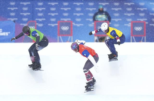 (260213) -- LIVIGNO, Feb. 13, 2026 (Xinhua) -- Alessandro Haemmerle (L) of Austria competes during the snowboard men's cross quarterfinal at the Milan-Cortina 2026 Olympic Winter Games in Livigno, Italy, Feb. 12, 2026. (Xinhua/Xia Yifang)