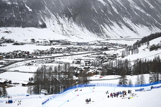 (260213) -- LIVIGNO, Feb. 13, 2026 (Xinhua) -- Athletes compete during the snowboard men's cross round of 16 at the Milan-Cortina 2026 Olympic Winter Games in Livigno, Italy, Feb. 12, 2026. (Xinhua/Xia Yifang)