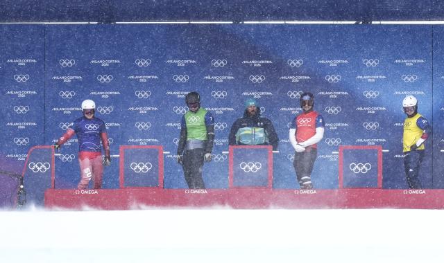 (260213) -- LIVIGNO, Feb. 13, 2026 (Xinhua) -- Alessandro Haemmerle (2nd L) of Austria is seen before the snowboard men's cross quarterfinal at the Milan-Cortina 2026 Olympic Winter Games in Livigno, Italy, Feb. 12, 2026. (Xinhua/Xia Yifang)