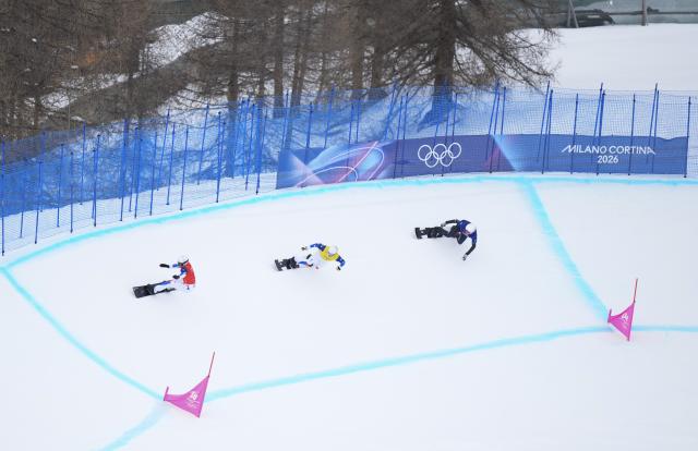 (260213) -- LIVIGNO, Feb. 13, 2026 (Xinhua) -- Aidan Chollet (1st L) of France competes during the snowboard men's cross round of 16 match at the Milan-Cortina 2026 Olympic Winter Games in Livigno, Italy, Feb. 12, 2026. (Xinhua/Xia Yifang)