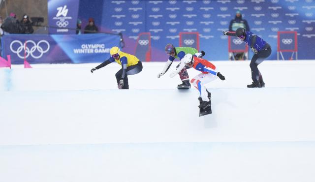 (260213) -- LIVIGNO, Feb. 13, 2026 (Xinhua) -- Alessandro Haemmerle (1st R) of Austria competes during the snowboard men's cross final at the Milan-Cortina 2026 Olympic Winter Games in Livigno, Italy, Feb. 12, 2026. (Xinhua/Xia Yifang)