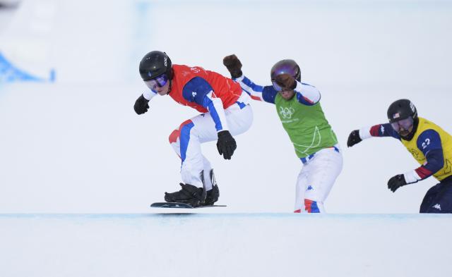(260213) -- LIVIGNO, Feb. 13, 2026 (Xinhua) -- Jonas Chollet (L) of France competes during the snowboard men's cross small final at the Milan-Cortina 2026 Olympic Winter Games in Livigno, Italy, Feb. 12, 2026. (Xinhua/Xia Yifang)