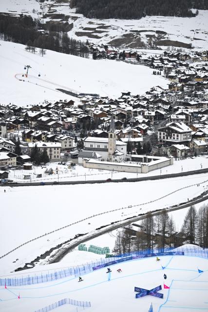 (260213) -- LIVIGNO, Feb. 13, 2026 (Xinhua) -- Athletes compete during the snowboard men's cross round of 16 match at the Milan-Cortina 2026 Olympic Winter Games in Livigno, Italy, Feb. 12, 2026. (Xinhua/Xia Yifang)