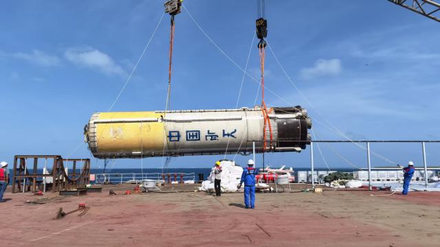 (260213) -- WENCHANG, Feb. 13, 2026 (Xinhua) -- The first stage of the Long March-10 carrier rocket is fished out and retrieved from the sea on Feb. 13, 2026, marking China's completion of its first-ever rocket first-stage booster maritime salvage and recovery mission. (Photo by Wang Yulin/Xinhua)