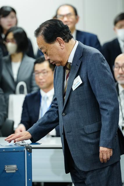 (260213) -- TOKYO, Feb. 13, 2026 (Xinhua) -- Yoshihiko Noda, former co-leader of the Centrist Reform Alliance (CRA), casts his ballot at the CRA leadership election in Tokyo, Japan, Feb. 13, 2026.
  Junya Ogawa was elected new leader of Japan's main opposition force, the CRA, on Friday. (Xinhua/Jia Haocheng)