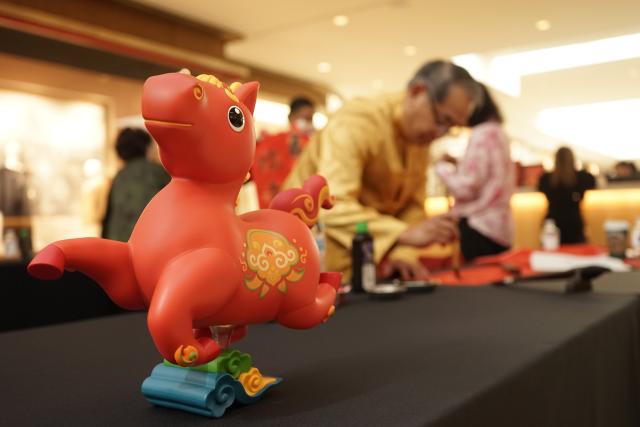 (260213) -- COSTA MESA, Feb. 13, 2026 (Xinhua) -- A horse-themed decoration is pictured at South Coast Plaza, Orange County, California, the United States, Feb. 12, 2026.
  TO GO WITH "Feature: California's largest shopping mall kicks off Year of Horse celebrations" (Photo by Zeng Hui/Xinhua)