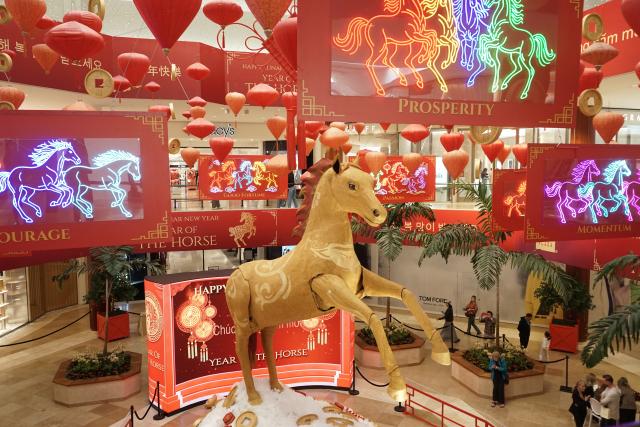 (260213) -- COSTA MESA, Feb. 13, 2026 (Xinhua) -- Horse-themed decorations are seen in South Coast Plaza, Orange County, California, the United States, Feb. 12, 2026.
  TO GO WITH "Feature: California's largest shopping mall kicks off Year of Horse celebrations" (Photo by Zeng Hui/Xinhua)