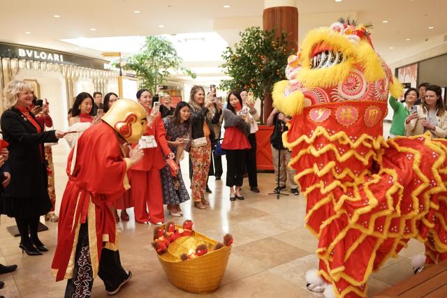 (260213) -- COSTA MESA, Feb. 13, 2026 (Xinhua) -- People watch a lion dance show at South Coast Plaza, Orange County, California, the United States, Feb. 12, 2026.
  TO GO WITH "Feature: California's largest shopping mall kicks off Year of Horse celebrations" (Photo by Zeng Hui/Xinhua)