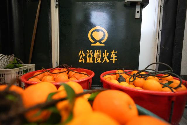 (260213) -- TONGREN, Feb. 13, 2026 (Xinhua) -- This photo taken on Feb. 12, 2026 shows fresh fruits on the train No. 7272.
  The train No. 7272/7271 has run across the mountainous areas in Hunan, Guizhou and Chongqing for almost 20 years. With an average speed of just 40 kilometers per hour, the train has made it easier for residents along the route to travel and commute, while also helping local products reach wider markets. (Xinhua/Liu Xu)