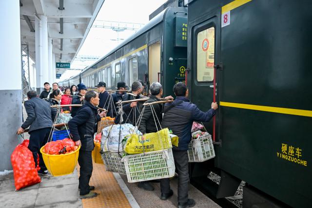 (260213) -- TONGREN, Feb. 13, 2026 (Xinhua) -- Farmers carrying goods for sale board the train No. 7272 bound for Tongren City, southwest China's Guizhou Province, Feb. 12, 2026.
  The train No. 7272/7271 has run across the mountainous areas in Hunan, Guizhou and Chongqing for almost 20 years. With an average speed of just 40 kilometers per hour, the train has made it easier for residents along the route to travel and commute, while also helping local products reach wider markets. (Xinhua/Liu Xu)