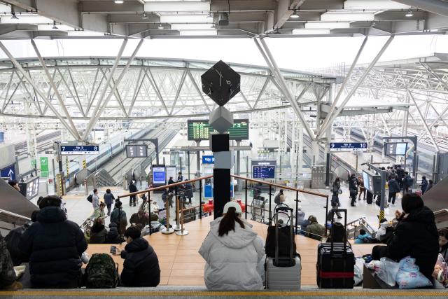(260213) -- SEOUL, Feb. 13, 2026 (Xinhua) -- Passengers wait trains at the Seoul Station in Seoul, South Korea, Feb. 13, 2026.
  As the Lunar New Year approaches, the Seoul Station witnesses a surge in passenger traffic. (Photo by Jun Hyosang/Xinhua)