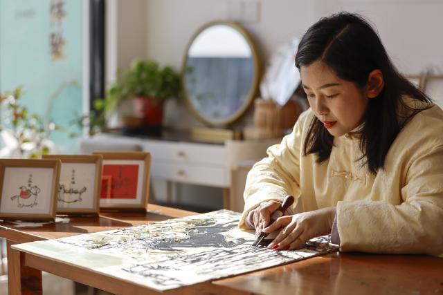(260213) -- HUANGSHAN, Feb. 13, 2026 (Xinhua) -- Xue Yin, an inheritor of Huizhou woodblock printing, makes a print themed on the Year of the Horse at a studio in Tunxi District of Huangshan City, east China's Anhui Province, Feb. 11, 2026.
  This year's Spring Festival marks the beginning of the Year of the Horse. With the vivid horse designs, the ingeniously crafted Huizhou woodblock print, a provincial-level intangible cultural heritage, adds an enduring charm to the authentic Chinese aesthetics. (Photo by Shi Yalei/Xinhua)