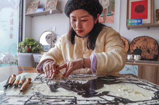 (260213) -- HUANGSHAN, Feb. 13, 2026 (Xinhua) -- Xue Yin, an inheritor of Huizhou woodblock printing, makes a print themed on the Year of the Horse at a studio in Tunxi District of Huangshan City, east China's Anhui Province, Jan. 6, 2026.
  This year's Spring Festival marks the beginning of the Year of the Horse. With the vivid horse designs, the ingeniously crafted Huizhou woodblock print, a provincial-level intangible cultural heritage, adds an enduring charm to the authentic Chinese aesthetics. (Xinhua/Zhou Mu)
