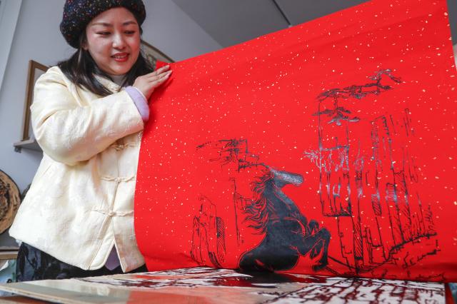 (260213) -- HUANGSHAN, Feb. 13, 2026 (Xinhua) -- Xue Yin, an inheritor of Huizhou woodblock printing, makes a print themed on the Year of the Horse at a studio in Tunxi District of Huangshan City, east China's Anhui Province, Jan. 6, 2026.
  This year's Spring Festival marks the beginning of the Year of the Horse. With the vivid horse designs, the ingeniously crafted Huizhou woodblock print, a provincial-level intangible cultural heritage, adds an enduring charm to the authentic Chinese aesthetics. (Xinhua/Zhou Mu)