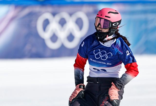 (260213) -- LIVIGNO, Feb. 13, 2026 (Xinhua) -- Pang Chuyuan of China competes during the snowboard women's cross seeding at the Milan-Cortina 2026 Olympic Winter Games in Livigno, Italy, Feb. 13, 2026. (Xinhua/Wang Peng)