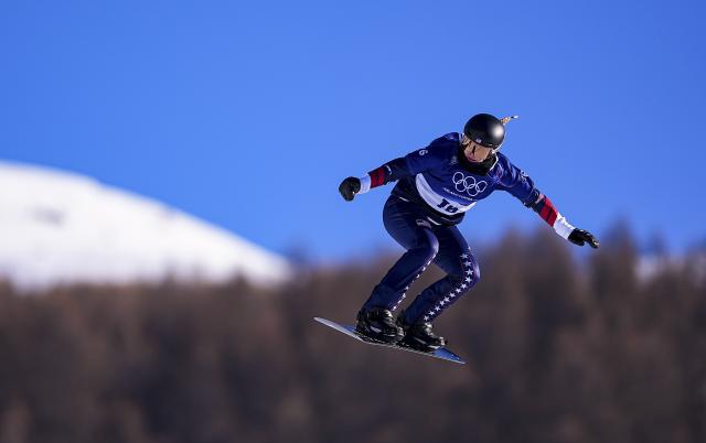 (260213) -- LIVIGNO, Feb. 13, 2026 (Xinhua) -- Brianna Schnorrbusch of the United States competes during the snowboard women's cross seeding at the Milan-Cortina 2026 Olympic Winter Games in Livigno, Italy, Feb. 13, 2026. (Xinhua/Wu Huiwo)