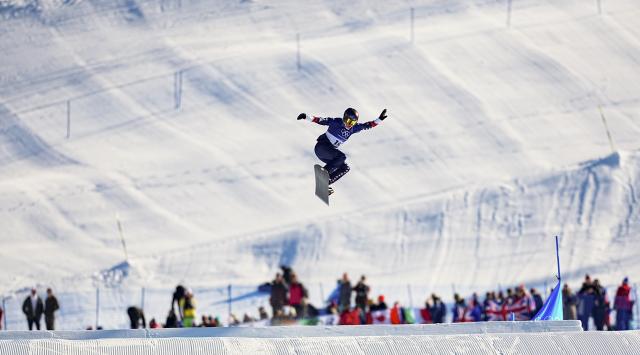 (260213) -- LIVIGNO, Feb. 13, 2026 (Xinhua) -- Faye Thelen of the United States competes during the snowboard women's cross seeding at the Milan-Cortina 2026 Olympic Winter Games in Livigno, Italy, Feb. 13, 2026. (Xinhua/Wu Huiwo)