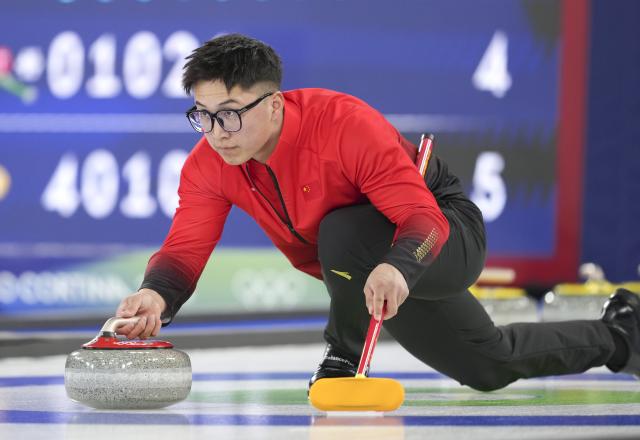 (260213) -- CORTINA D'AMPEZZO, Feb. 13, 2026 (Xinhua) -- Li Zhichao of China competes during the curling men round robin session 3 match between China and Norway at the Milan-Cortina 2026 Olympic Winter Games in Cortina, Italy, Feb. 13, 2026. (Xinhua/Li Gang)